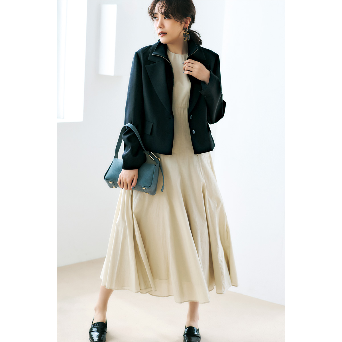 女っぽワンピースにショート丈黒ジャケットのコーデ